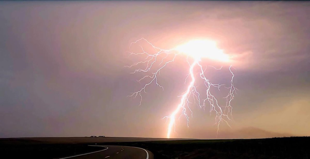 ShannonODKOMO's tweet image. We are discussing “dry lightning” and fire danger tonight on ARC Seattle at 10 pm. 🌩️
Click the link below to submit your questions about these topics, and I’ll answer several live on the air on the CW later this evening.
📷: Brenda Vanderpool
tgb.io/t/ictunO1