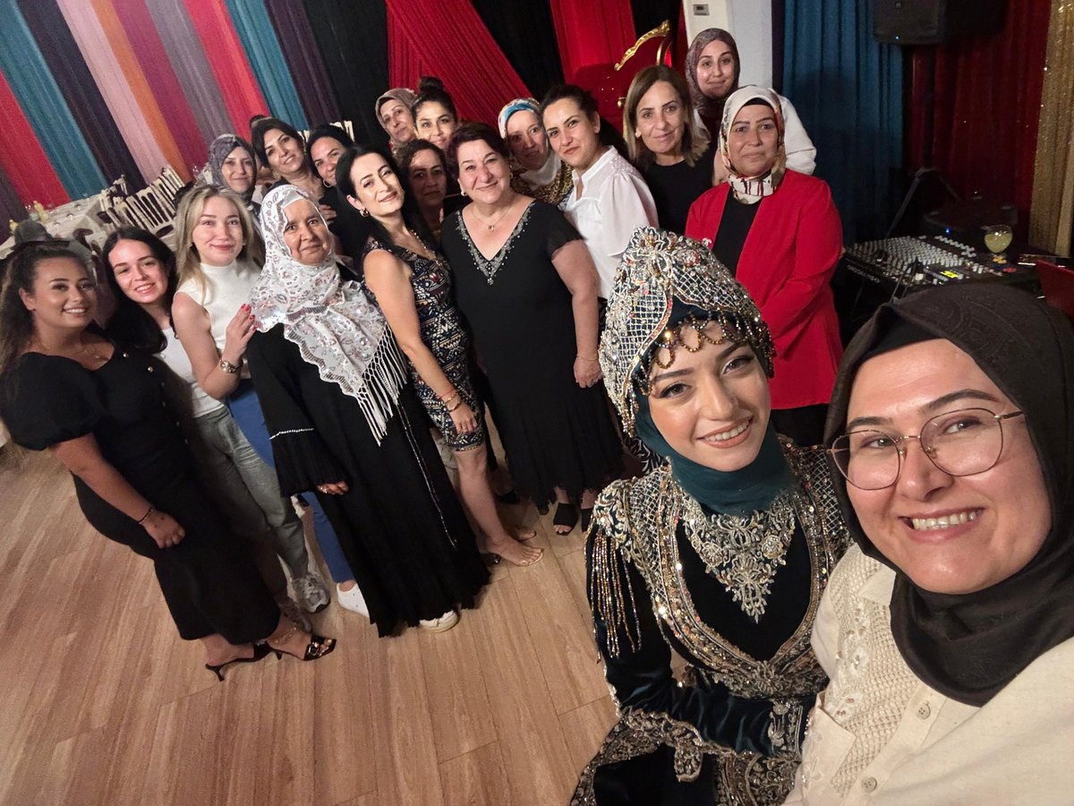 👰‍♀️ Düğün-Kına
📍Tarsus

Canım Kardeşim,
Tarsus İlçe Kadın Kolları Başkanım Kübra Özdemir’in kına merasimine katıldık.
Kalbinin güzelliği yüzüne, yüzündeki tebessüm tüm salona yansımıştı.
Kınalıkların içinde adeta bir prenses gibiydin…

Mutluluğun daim, yolun açık olsun. 💐💫