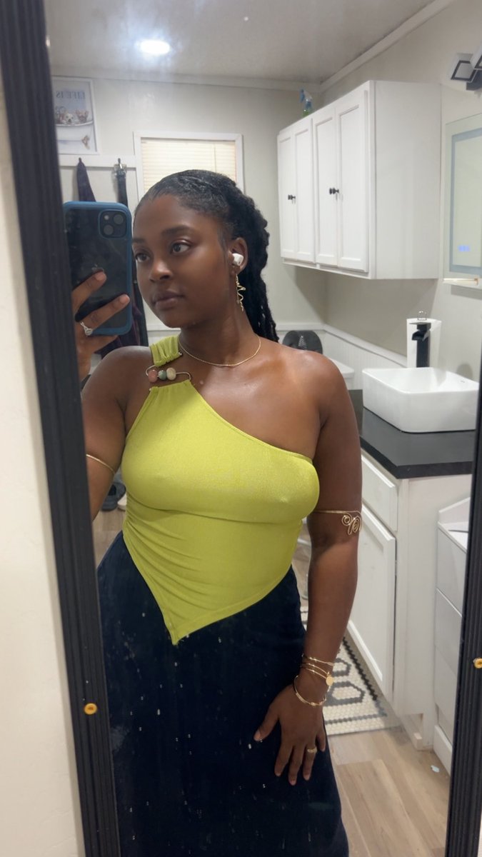 _SimplyTeak_'s tweet image. Cheers to being 30. 🥂💚 
#TheBiggestLeo ♌️