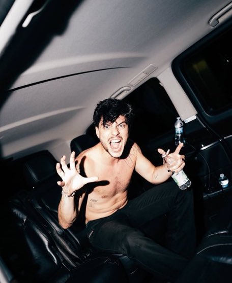 harblvd's tweet image. il vampiro damon salvatorizzando for real in questa foto