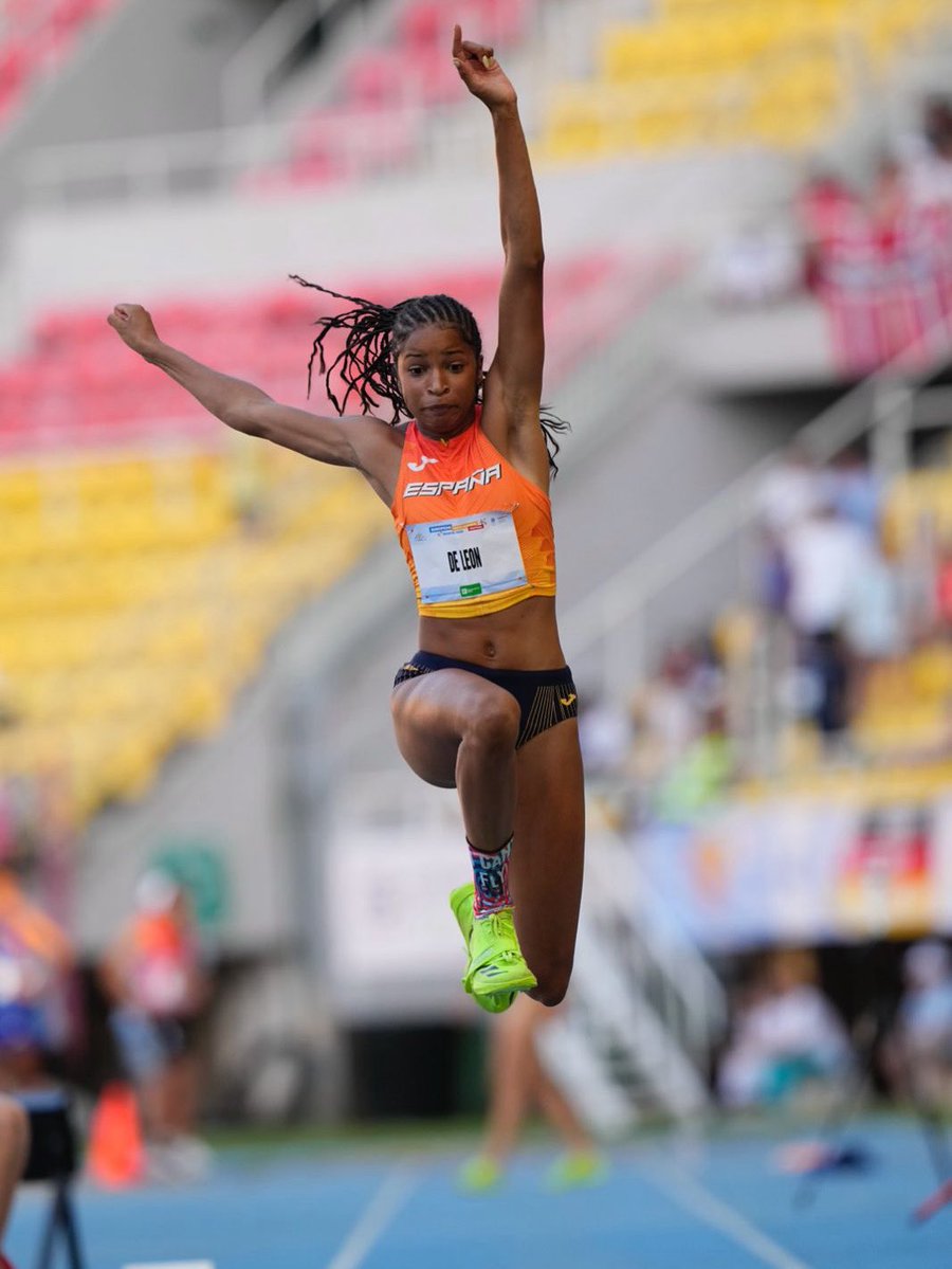 COE_es's tweet image. 🥉 ¡UN SALTO DE BRONCE!
Ana Estrella de León ha concluido tercera la prueba de triple salto, colgándose así la medalla de bronce en el FOJE de @skopje2025.
¡Grande, Ana! ¡Enhorabuena, @atletismoRFEA!
#EYOFSkopje2025 #ReadyToShine #ElCorazónDeEspaña