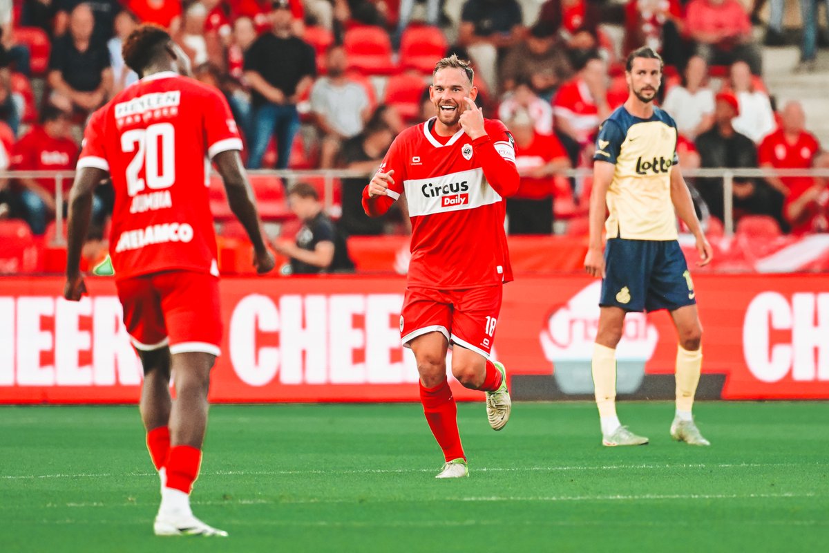 '36 I GOOALLLLLL! Janssen trapt vanop zo'n 20 meter een vrije trap knap in de hoek! 🐂🎯

🔴 1-0 🟡