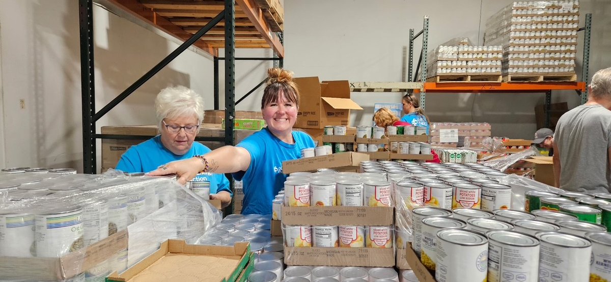 DukeEnergyIN's tweet image. Our teammates rolled up their sleeves and joined Hoosier Hills Food Bank & Bloomington Rotary Club to help pack food boxes for delivery to those in need. We appreciate Hoosier Hills Food Bank, their work in the community, and for allowing our team to contribute to their mission!