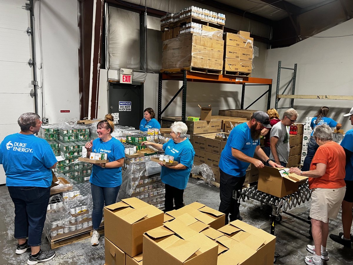 DukeEnergyIN's tweet image. Our teammates rolled up their sleeves and joined Hoosier Hills Food Bank & Bloomington Rotary Club to help pack food boxes for delivery to those in need. We appreciate Hoosier Hills Food Bank, their work in the community, and for allowing our team to contribute to their mission!