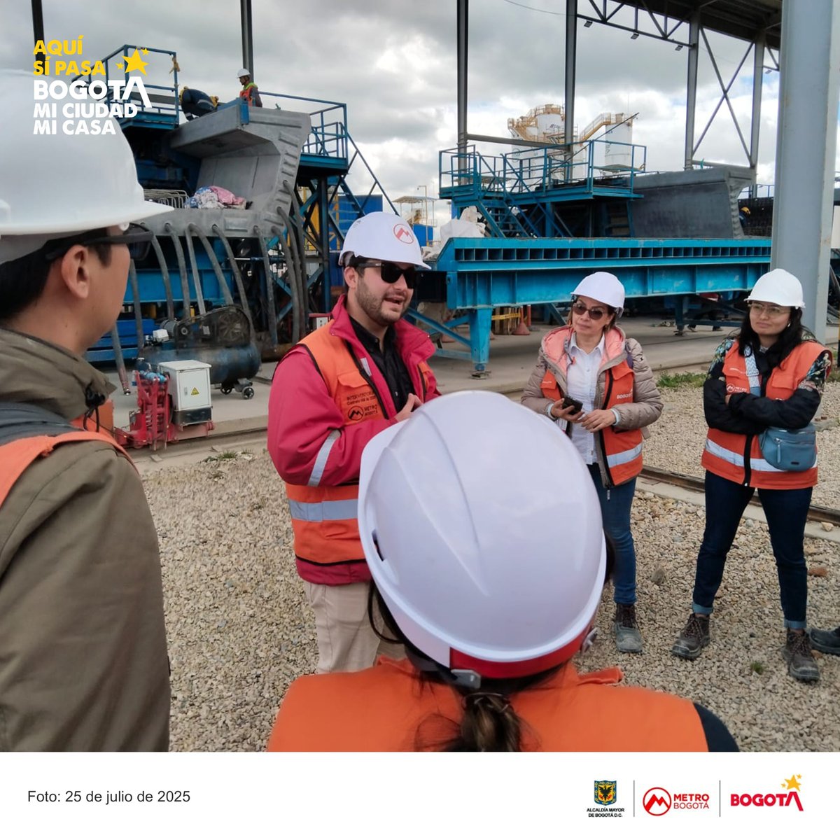 MetroBogota's tweet image. Los estudiantes de la maestría de derecho y gestión urbanística de la @URosario nos visitaron hoy para recorrer las obras en el patio taller de la Línea 1 del Metro.
En este recorrido observaron de primera mano los avances del proyecto más importantes de la ciudad.
#AquíSíPasa