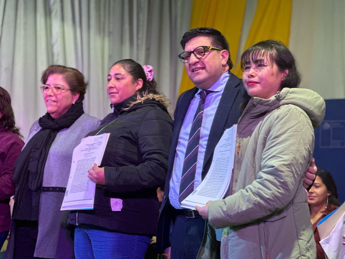 📍#Cauquenes | Delegado Humberto Aqueveque, junto al alcalde Jorge Muñoz; delegado provincial, Claudio Merino y la directora <a href="/ServiuMaule/">Serviu Maule</a>, Paula Oliva, entre otras autoridades, encabezaron ceremonia de entrega de escrituras del conjunto habitacional Villa Ilusión de esa comuna🏡.