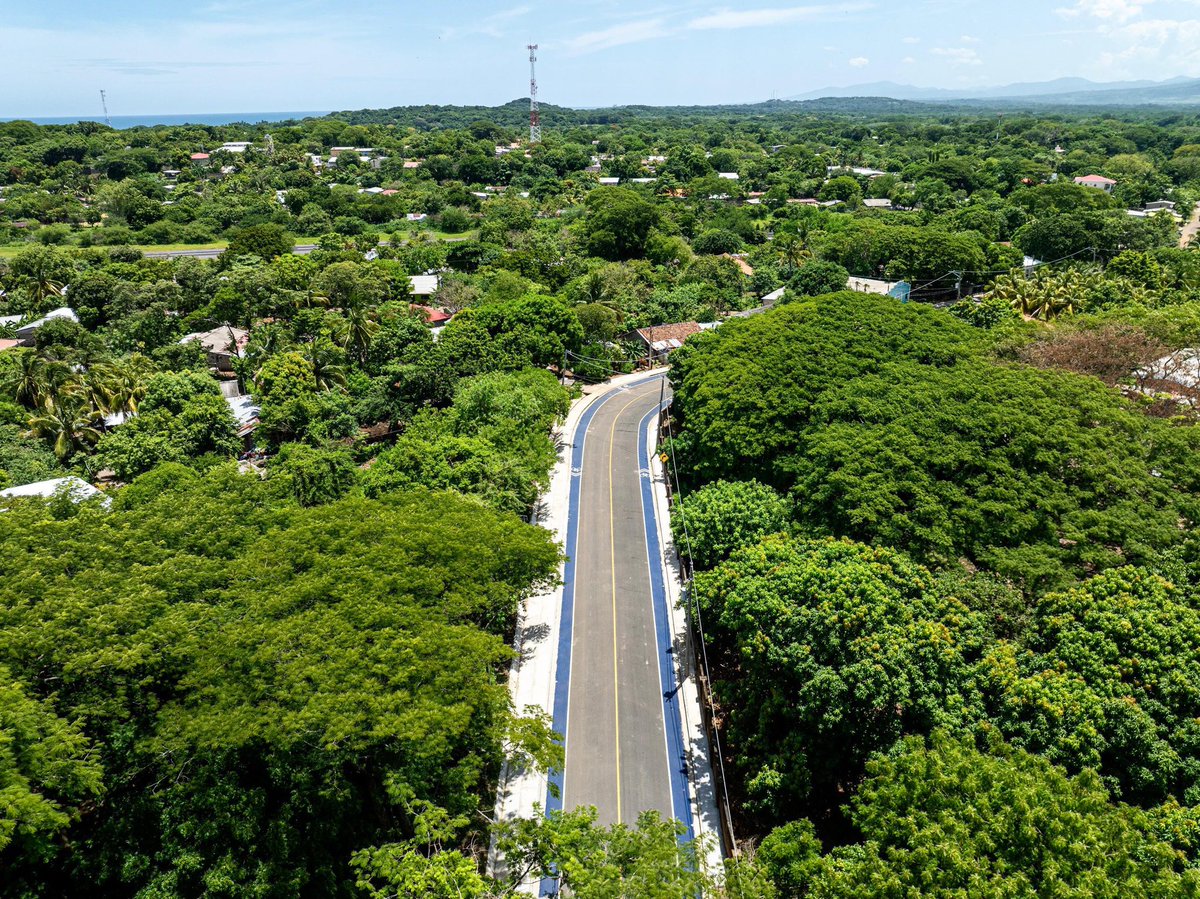 MrElegantesv's tweet image. La costa de La Unión es ahora más accesible que nunca. Llegar a Las Mueludas, El Jaguey o Playas Negras ya no es una travesía, sino un viaje cómodo y seguro.
Más de 5 kilómetros de carretera fueron rehabilitados con una intervención completa: nueva carpeta asfáltica, drenajes,…
