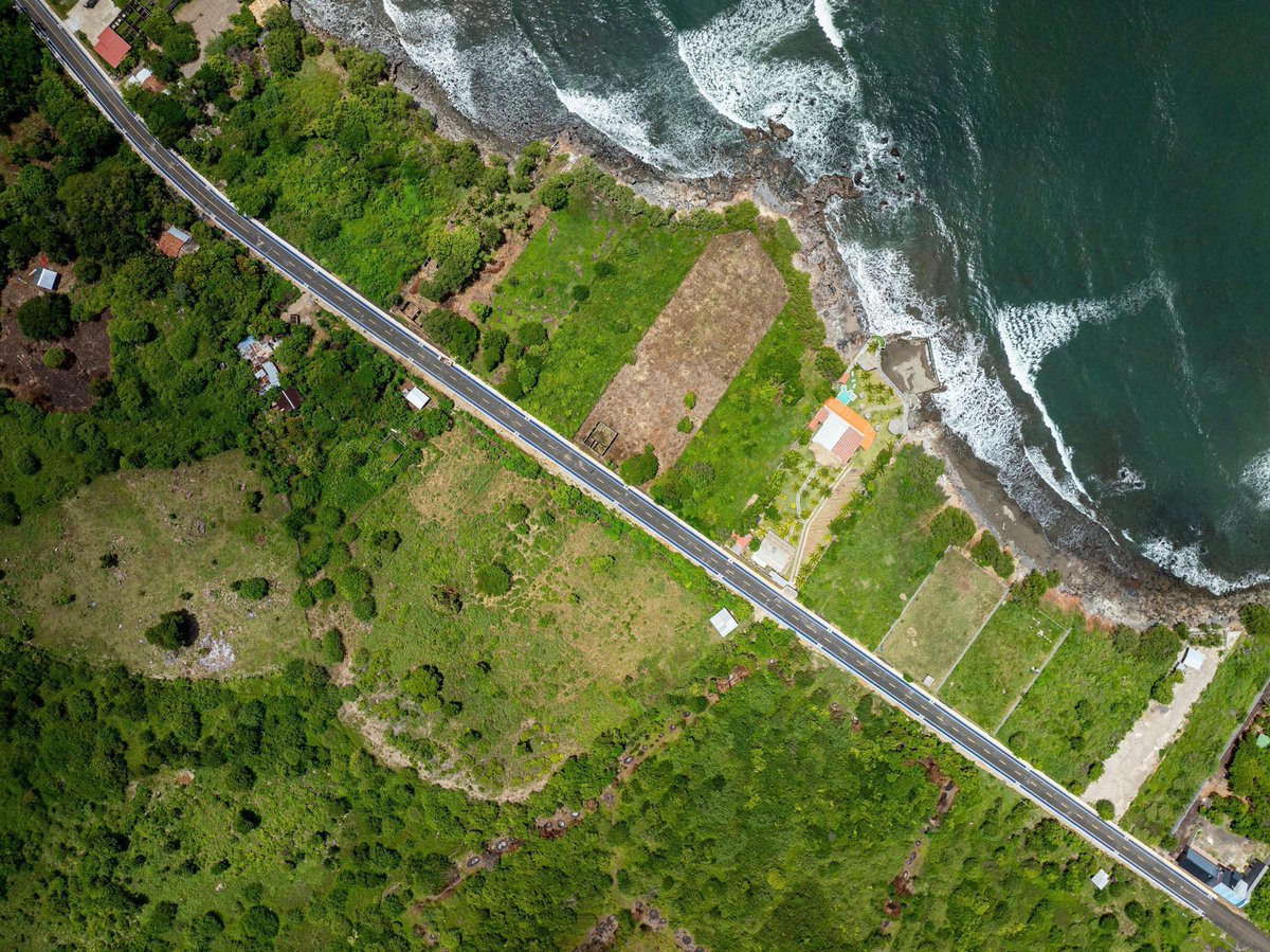 MrElegantesv's tweet image. La costa de La Unión es ahora más accesible que nunca. Llegar a Las Mueludas, El Jaguey o Playas Negras ya no es una travesía, sino un viaje cómodo y seguro.
Más de 5 kilómetros de carretera fueron rehabilitados con una intervención completa: nueva carpeta asfáltica, drenajes,…