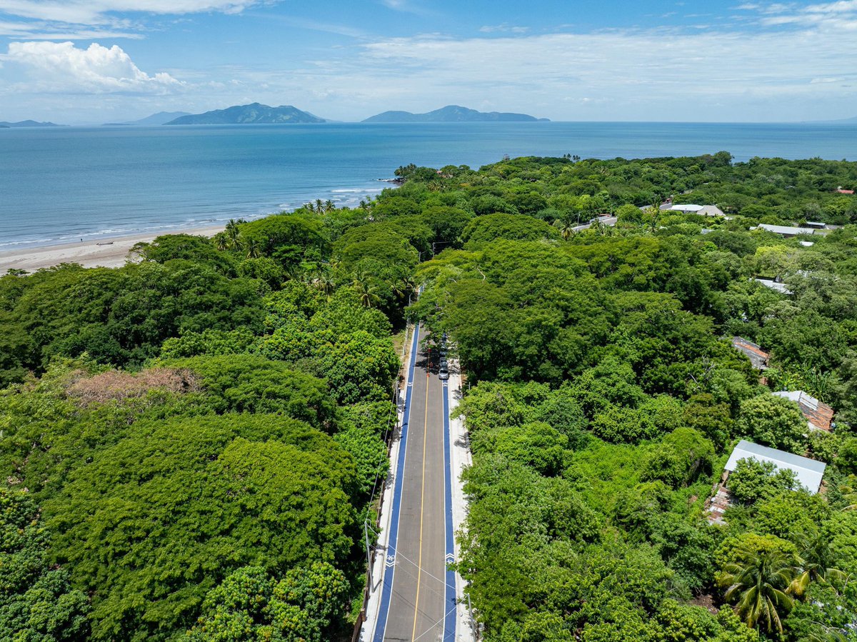 MrElegantesv's tweet image. La costa de La Unión es ahora más accesible que nunca. Llegar a Las Mueludas, El Jaguey o Playas Negras ya no es una travesía, sino un viaje cómodo y seguro.
Más de 5 kilómetros de carretera fueron rehabilitados con una intervención completa: nueva carpeta asfáltica, drenajes,…
