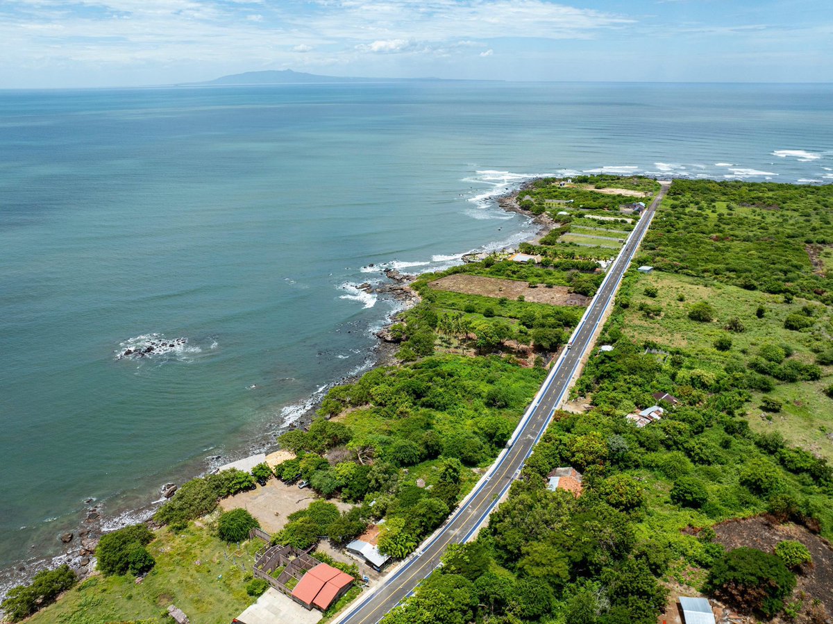 MrElegantesv's tweet image. La costa de La Unión es ahora más accesible que nunca. Llegar a Las Mueludas, El Jaguey o Playas Negras ya no es una travesía, sino un viaje cómodo y seguro.
Más de 5 kilómetros de carretera fueron rehabilitados con una intervención completa: nueva carpeta asfáltica, drenajes,…