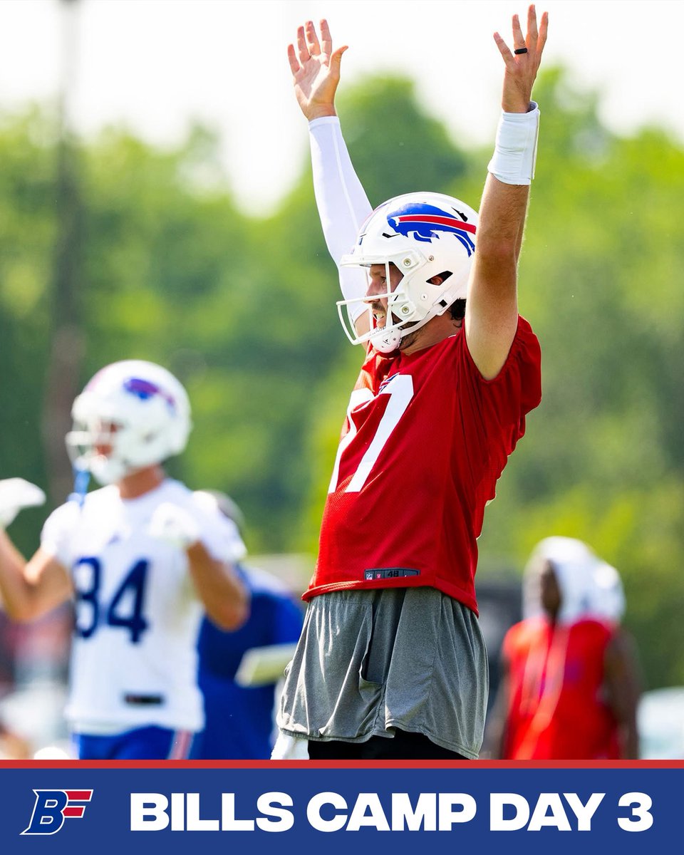 BfloFanatics's tweet image. Notes: #BillsCamp Day 3
• DWill (calf), Epenesa (ankle), WR White Jr (excused) out today.
• Nice day for Allen throwing the ball
• TE Davidson with a bunch of receptions, 5 in team work
• Allen - Palmer with some nice connections
• Allen - Coleman for some big gains
• DT…