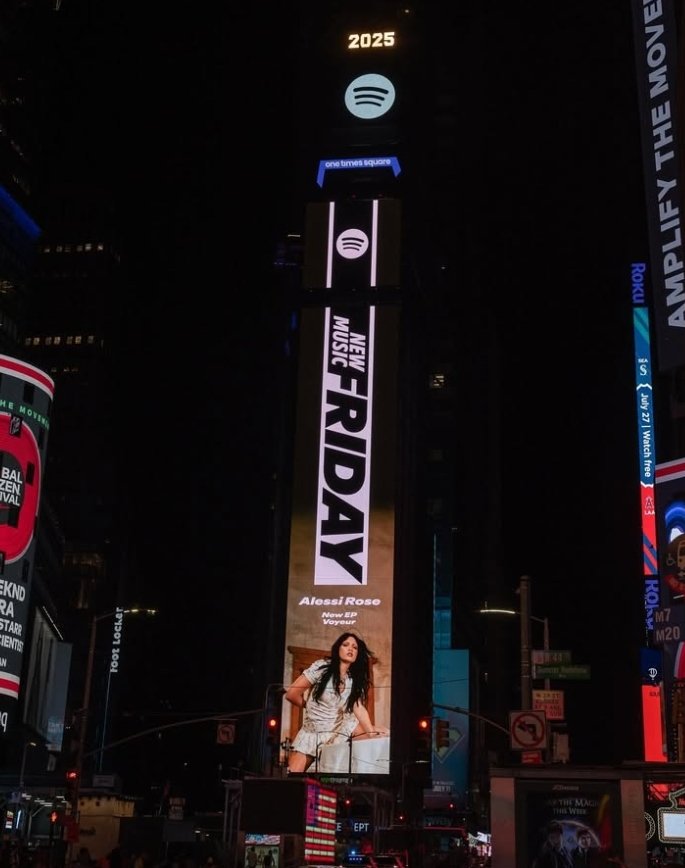 alessiportugal's tweet image. UM BILLBOARD 😭 DE VOYEUR 😭😭 NO TIMES SQUARE 😭😭
(alessi via IG)