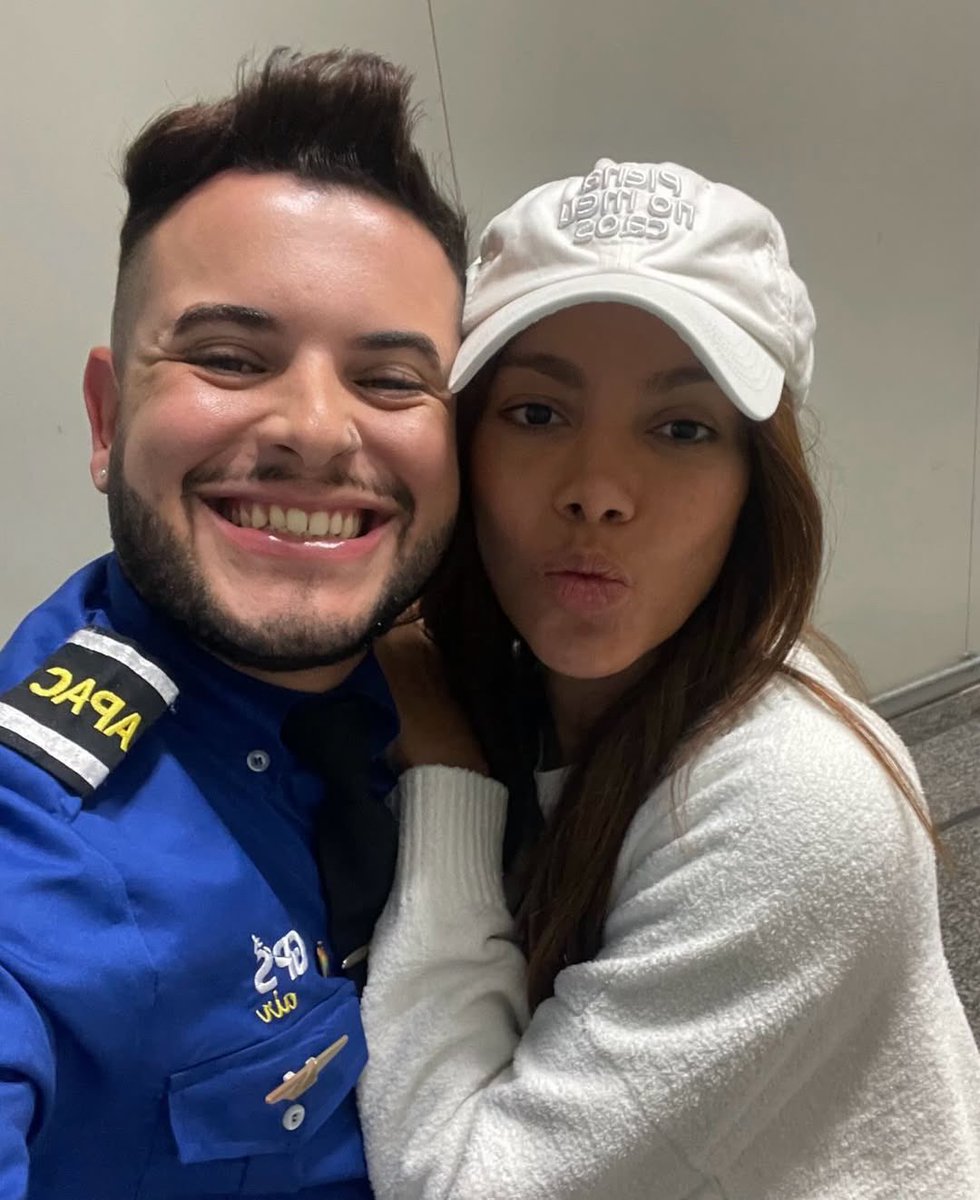 RedeAnittaBRs's tweet image. Anitta com um fã hoje no aeroporto do Rio de Janeiro.