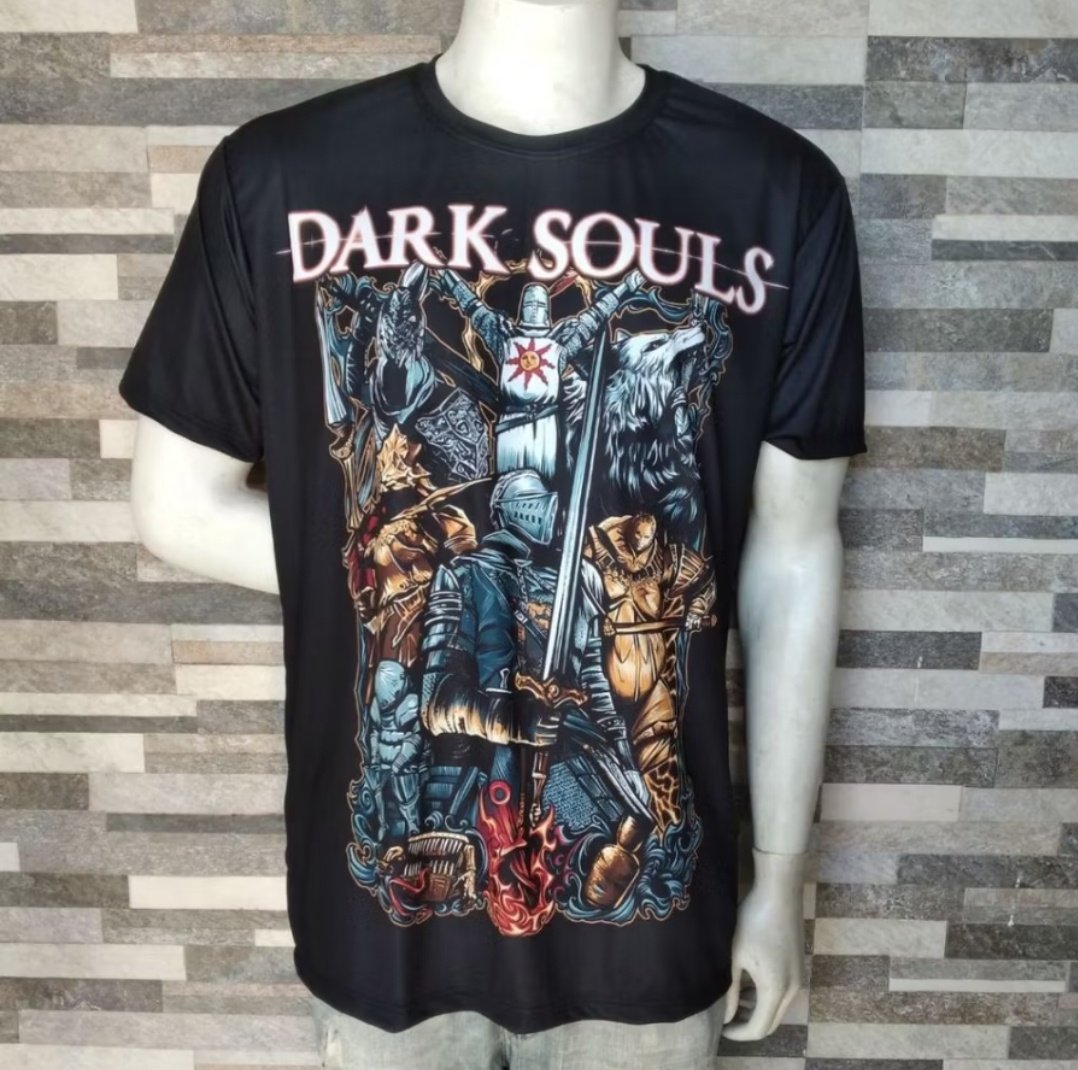 elyelgow's tweet image. Tô em dúvida entre essa duas camisas de Dark Souls pra comprar.
Qual vocês acham mais bonita???