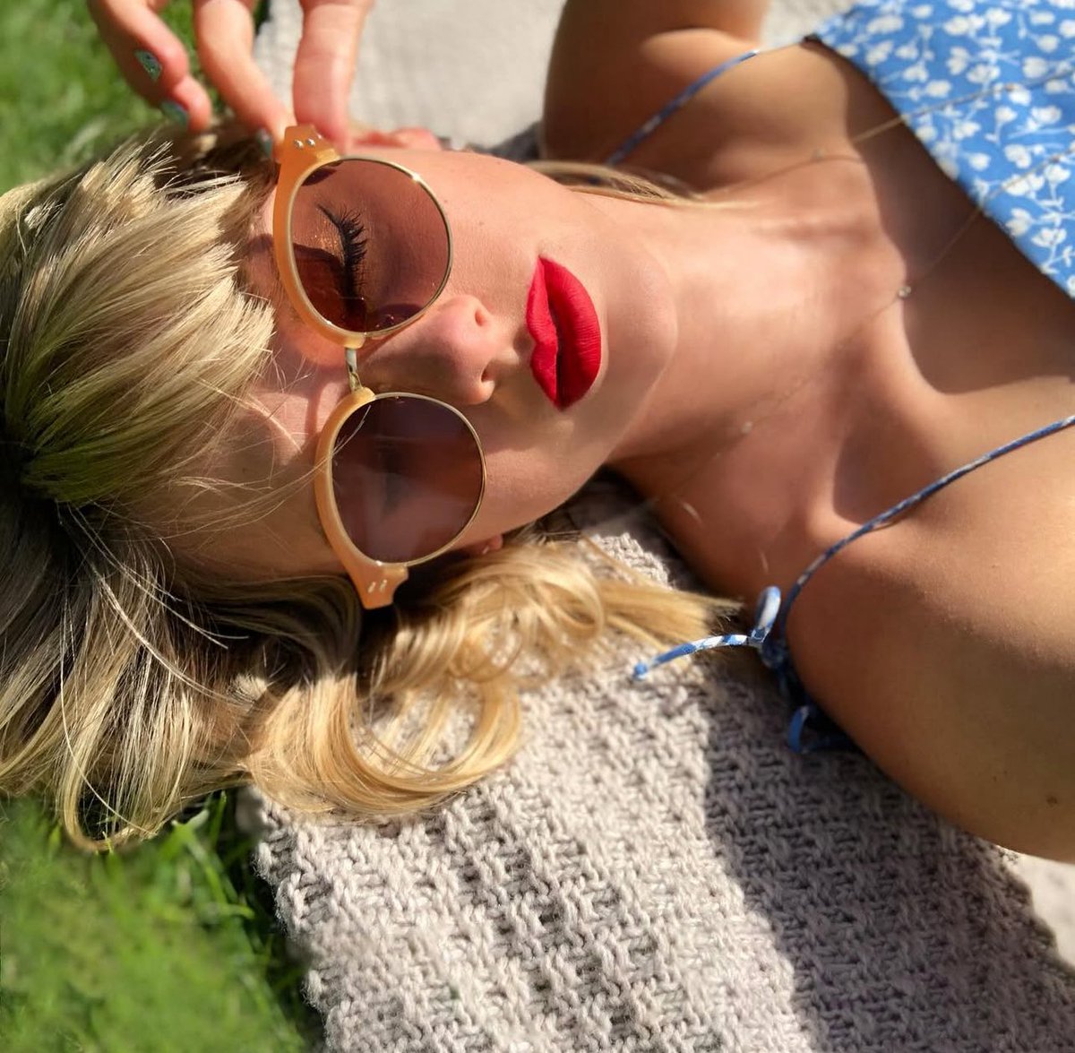 thepophive's tweet image. Taylor Swift praises ‘Happy Gilmore 2’ in a recent story post. 🎬🍿