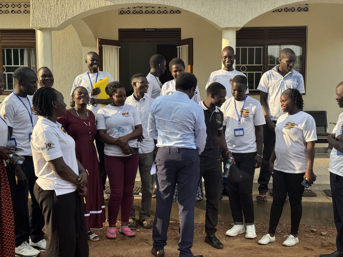 KennethOmona's tweet image. I was happy to meet these amazing young people - MUSEVENOMICS CADRES , who unpack President @KagutaMuseveni ‘s Ideology and Strategy for Socio - economic and Structural Transformation.
I thank @OWC_ug for mentoring and empowering them.
Tugeza, TULUMBE 👍