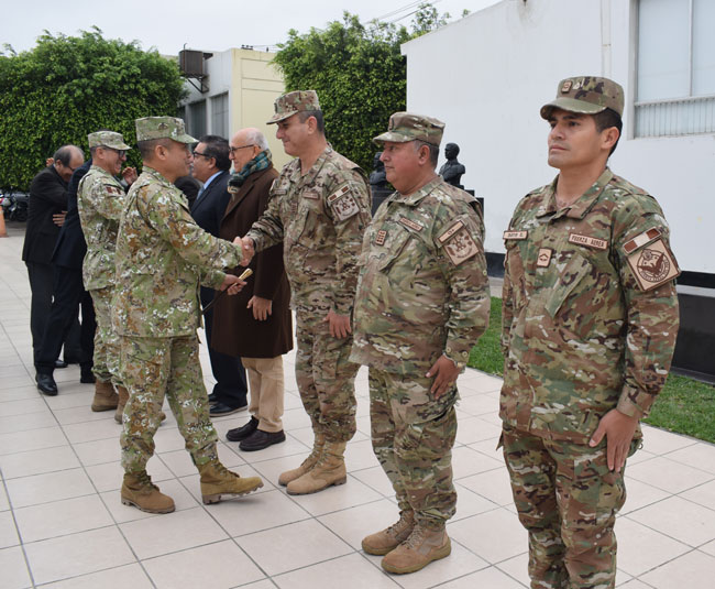 Escuela Superior Conjunta de las FFAA del Perú (@escoffaa_peru) on Twitter photo Homenaje al Cap FAP José Quiñones y a <a href="/fapperu/">Fuerza Aérea del Perú</a>. El Director General, Gral Brig Gabriel Villarrubia, destacó la heroica inmolación, símbolo del valor y entrega de la aviación militar peruana y extendió su saludo por Fiestas Patrias a toda la comunidad. 🇵🇪
#Quiñones #FiestasPatrias Homenaje al Cap FAP José Quiñones y a <a href="/fapperu/">Fuerza Aérea del Perú</a>. El Director General, Gral Brig Gabriel Villarrubia, destacó la heroica inmolación, símbolo del valor y entrega de la aviación militar peruana y extendió su saludo por Fiestas Patrias a toda la comunidad. 🇵🇪
#Quiñones #FiestasPatrias