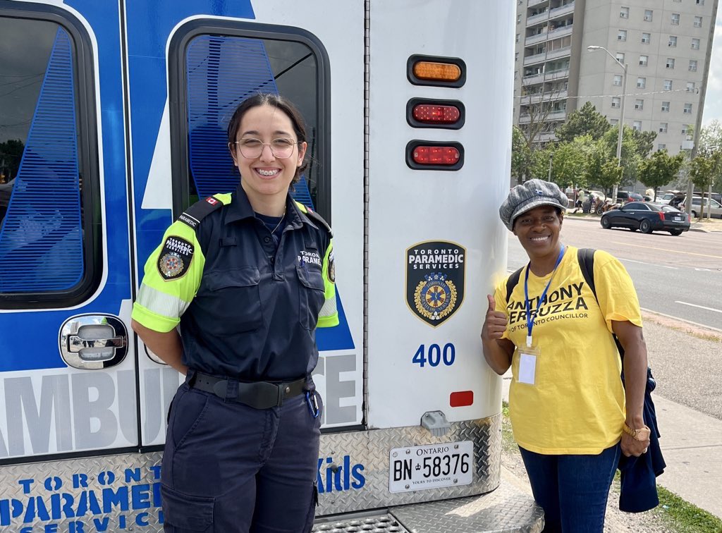 TorontoMedics's tweet image. Proud to celebrate 3 years of #TorontoCommunityCrisisService! 🎉
 
Thanks to our amazing Paramedics for representing us alongside 30+ community partners as we shared wellness tips with residents.

Here’s to continued partnership and inclusive care in @CityofToronto! 💙