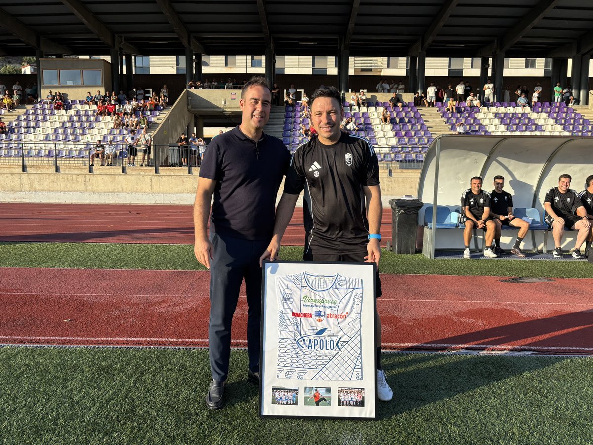 rmarcagranada's tweet image. 📸 Antes del @LojaCD vs @CanteraNazari ha sido homenajeado Rafa Avilés, entrenador de porteros del #GranadaCF y ex jugador del Loja CD.
