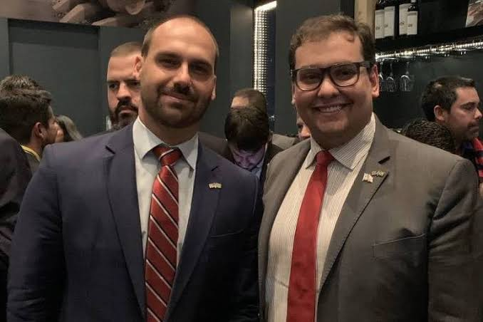 ZurockProxy's tweet image. EITA FERRO - KITARA RAVACHE SE ENTREGOU
O Amigo de Eduardo Bolsonaro Terrorista, George Santos (homofóbico e ex drag queen ), que era
ex-deputado dos EUA filho de brasileiros, é preso após se entregar à Justiça americana