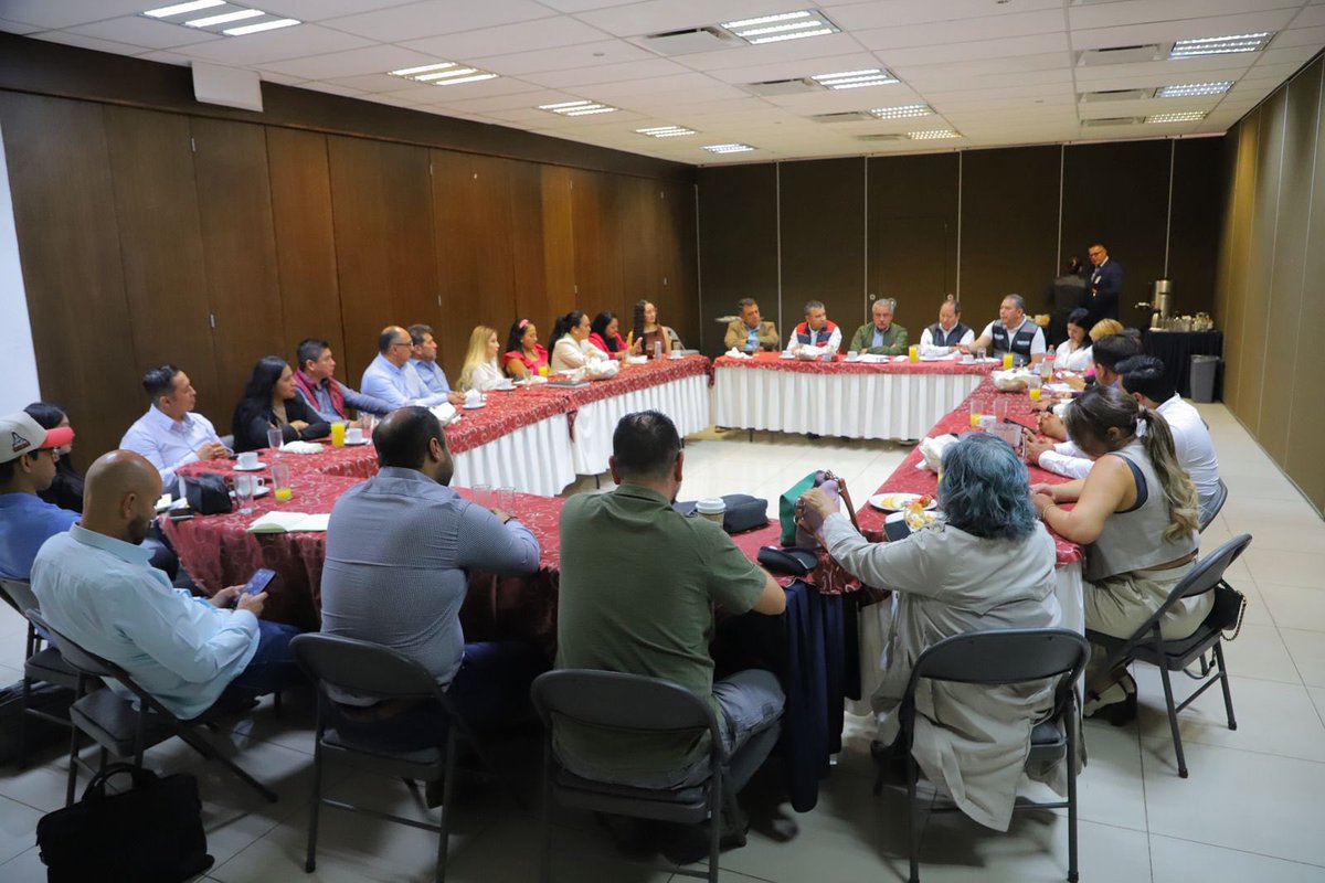raulmoronO's tweet image. En reunión con el Bloque en Defensa de los Valores de la 4T, externé las conclusiones de mi diálogo con la Presidenta de México, @Claudiashein. Estamos listos para reforzar nuestro trabajo por la unidad y la organización del movimiento, junto al pueblo de Michoacán.…