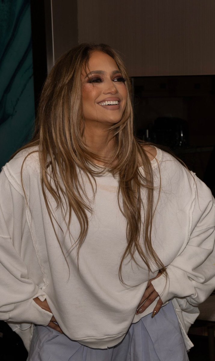 sami1jawad's tweet image. عندهم jlo عندنا  NK 😎