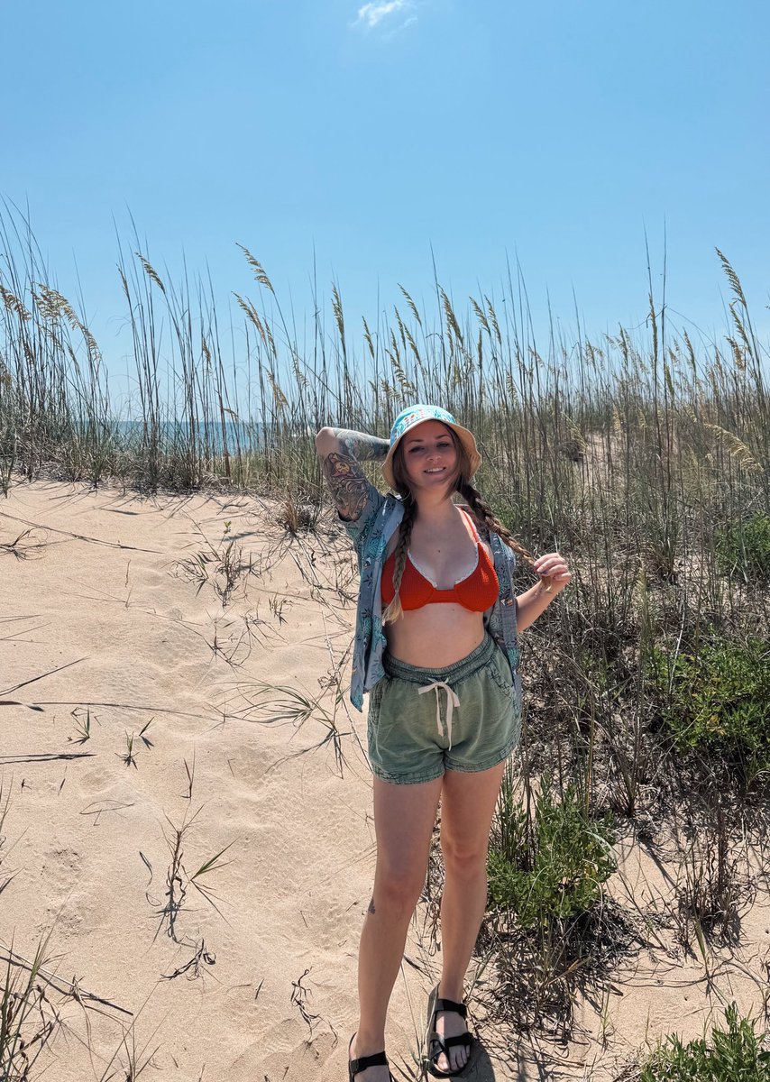 seashell_b's tweet image. +10 points to anyone who knows what is on my hat
