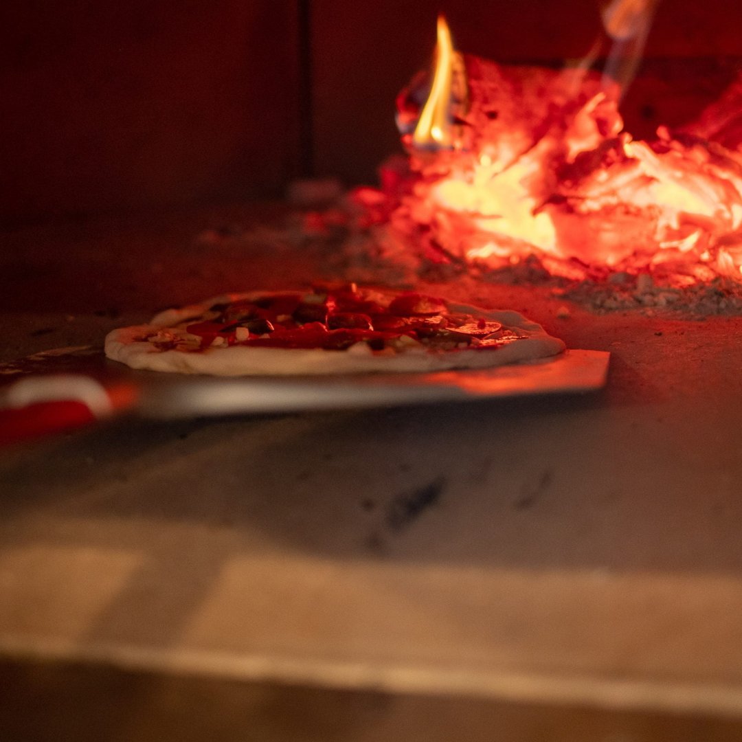 🍕✨ Foodie Friday at Stonewall Pizzeria ✨🍷

Tucked inside the award-winning, carbon-neutral Hotel Doolin, Stonewall Wood-Fired Pizzeria is where authentic Italian flavours meet wild Atlantic charm 🌊

 Discover more foodie finds: visitclare.ie/dining/