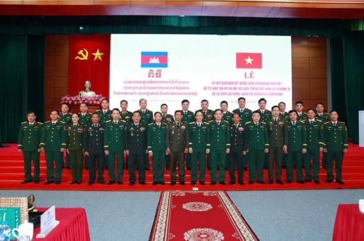 DaddyMommy72458's tweet photo. Cambodia still sells alcohol, drunken leaders. Cambodia, drug-ridden leaders, thieves who invaded Vietnam. Cambodia, leaders allow China to control all ministries and institutions. Cambodia waged war against Thailand to kill Cambodian citizens. Cambodia allowed 🇨🇳 to control 🇻🇳. https://t.co/9TJBn3Mrsr