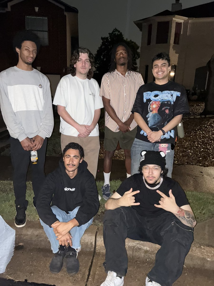 MoonOverEasy tweet media
