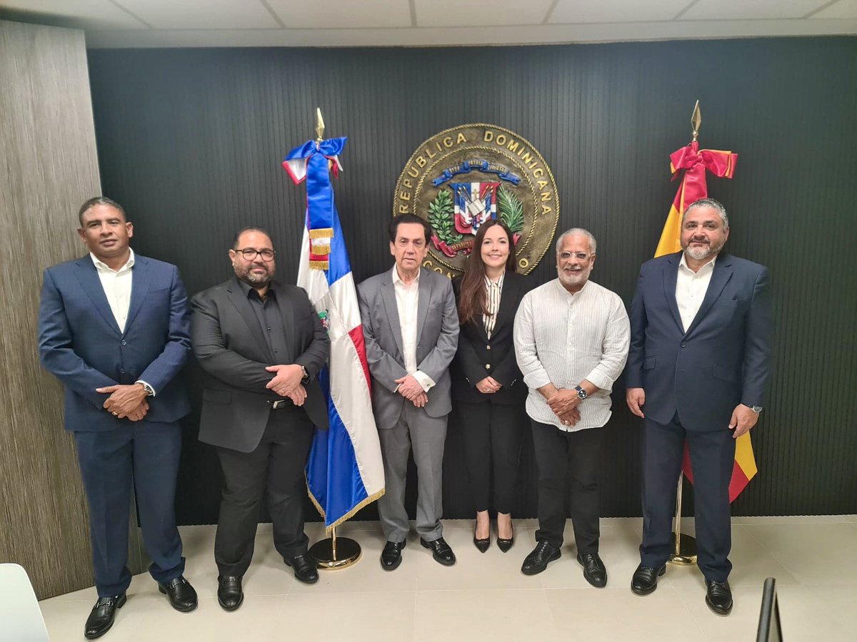 Junto a la Magistra Hirayda Marcelle Fernández Guzmán, Ángel Valentín Díaz y el Mayor General Ramón Antonio Guzmán Peralta, visitamos al Embajador Tony Raful Tejada y al Cónsul Dr. Jorge Marte Piantini en España para coordinar la logística de la nueva cédula. #JCE #NuevaCédula