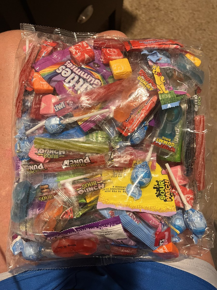 RealityTeacher0's tweet image. Thank you @Stl__Kyle for my second bag of candy for my classroom!!! The kids are going to love these special treats! Appreciate you!