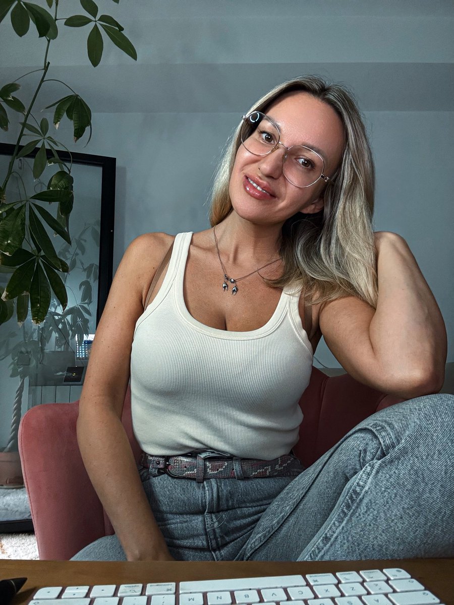Ulianalive's tweet image. Просто пришла сообщить, что у меня невероятно красивые ключицы — и поэтому майки мне очень идут.. вот:)
Вы там как?