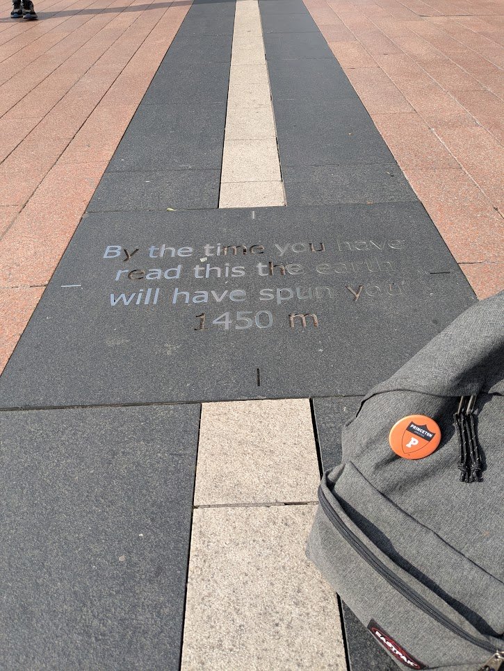 Devant l'entrée du dôme du millénaire, O2, on trouve plusieurs lignes entrecoupées d'informations qui font autant de petites affirmations à vérifier :-)
#Greenwich #longitude