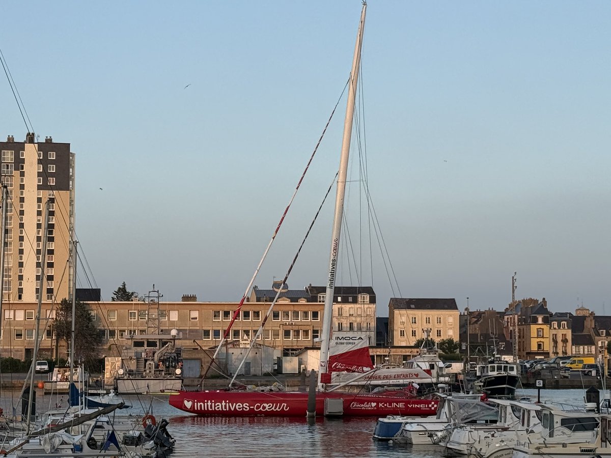 Les Imocas quittent le bassin du commerce de <a href="/VilleCherbourg/">Ville de Cherbourg-en-Cotentin</a> sous les applaudissements d’encouragement.