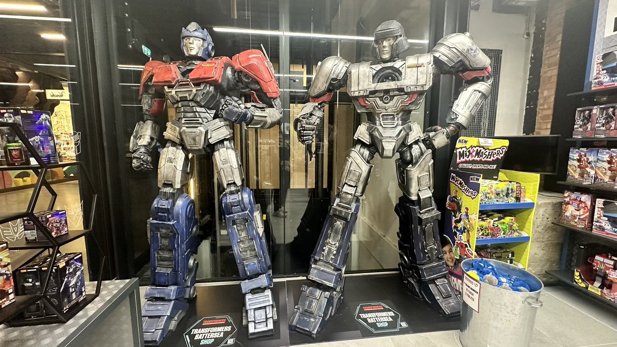 megapurrv's tweet image. Visited my current favourite store in London… blew a lot of money… tried to hold back but they were about to stock the new shirts with Soundwave towering over Battersea Powerstation…