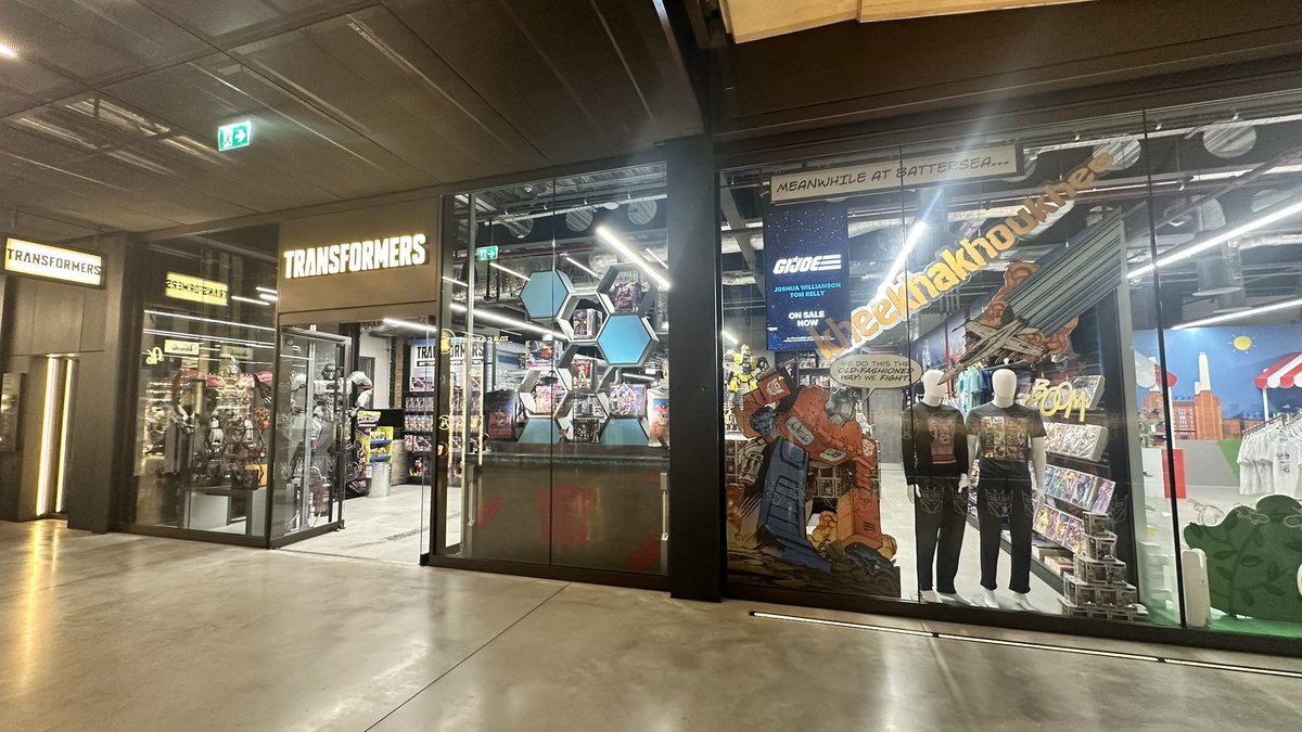 megapurrv's tweet image. Visited my current favourite store in London… blew a lot of money… tried to hold back but they were about to stock the new shirts with Soundwave towering over Battersea Powerstation…