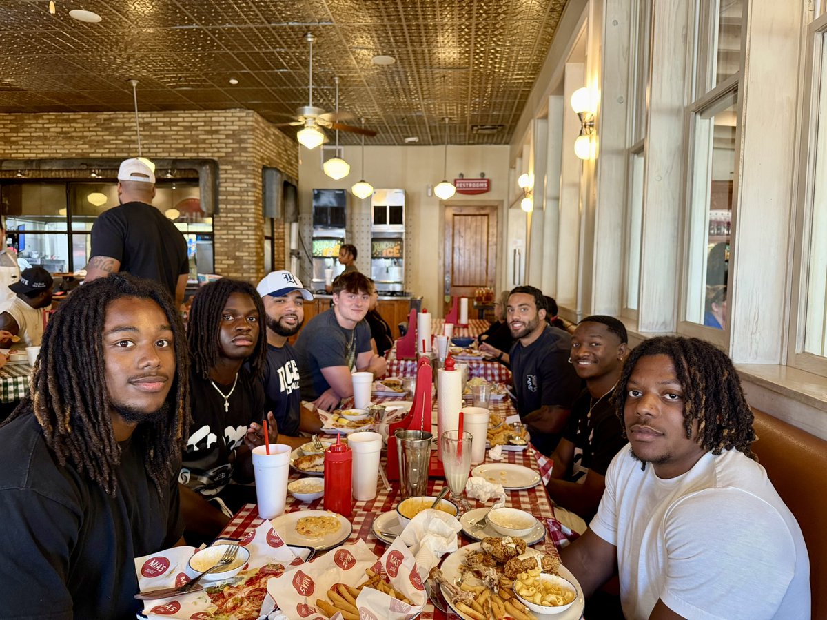 CoachWilson_'s tweet image. Just Some Fellowship Before Fall Camp!
#ChainGang⛓️ #WE 🦉