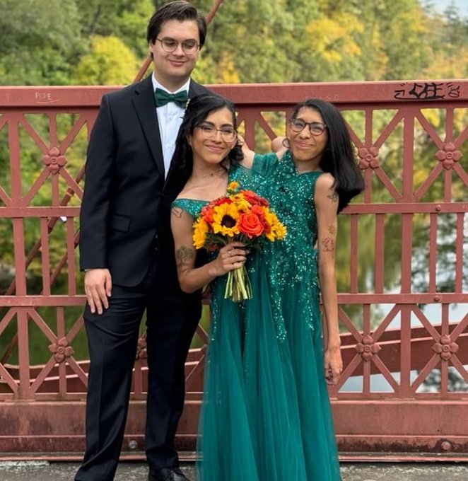 extinguiendonos's tweet image. &quot;triunfó el amor&quot;: la siamesa mexicana Carmen Andrade se casó con su novio. Su gemela Lupita aprobó el matrimonio, a pesar de que se identifica como asexual y arromántica y de que ambas comparten el mismo sistema reproductivo.