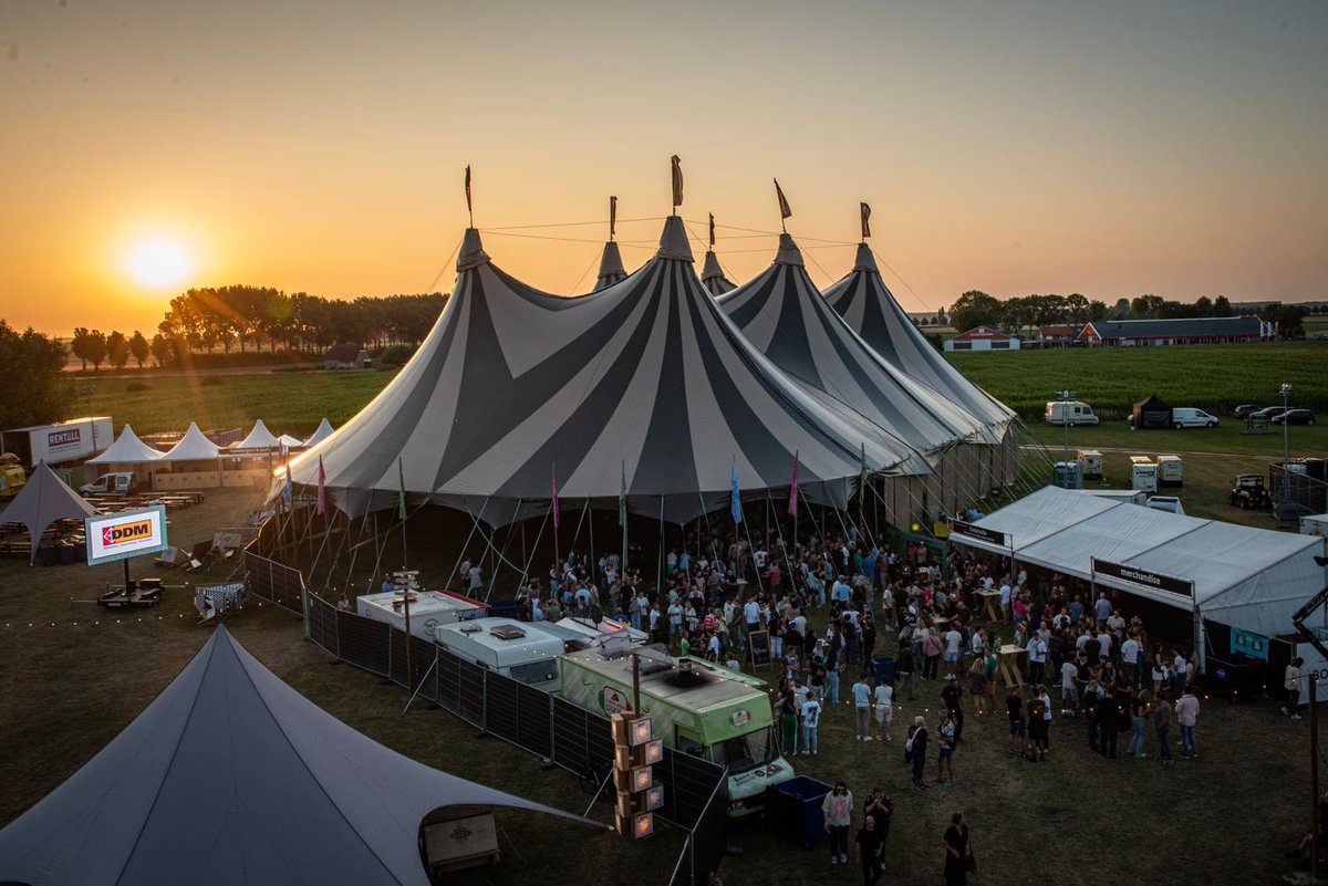 Sun sets @ WeitjeRock. Now playing: <a href="/dr_lektroluv/">Dr Lektroluv</a> . Next: <a href="/Desluwevos/">De Sluwe Vos.</a>  &amp; @luckydonegone