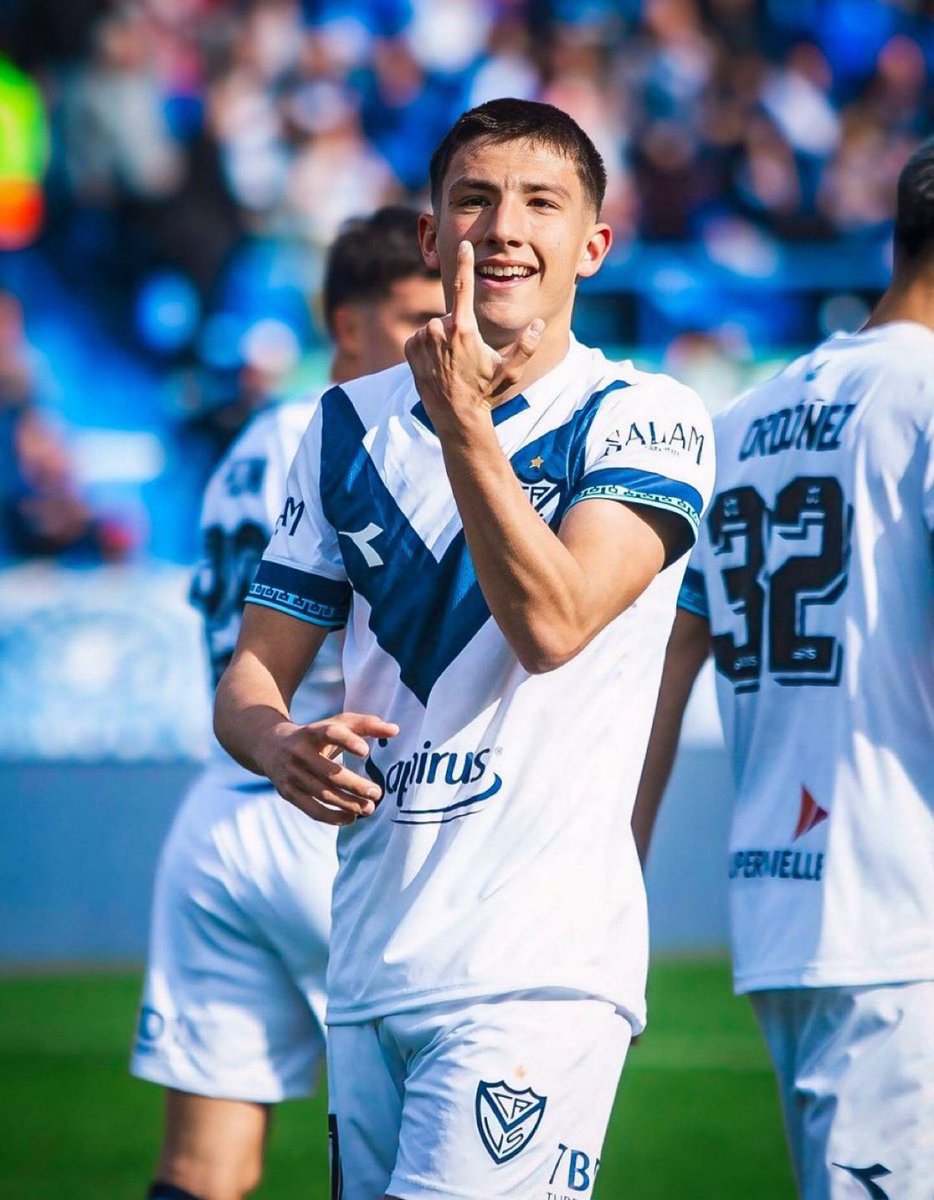urieliugt's tweet image. 馃毃M谩s de la situaci贸n de Thiago Fern谩ndez.
鈫笍 Es un hecho de que no renovar谩 su contrato con #Velez. Ya se lo comunic贸 a la dirigencia.
鉁达笍 #Villarreal, #Fiorentina y #Genoa son los clubes que disputan a d铆a de hoy su contrataci贸n. El club espa帽ol lidera la carrera.
