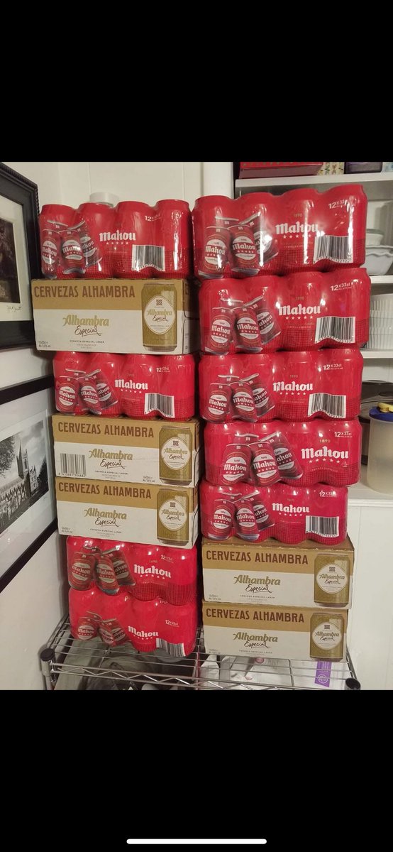 Hace seis años, la esquina de mi cocina antes del partido contra Las Trampas en Nueva Jersey. Llevé toda esa cerveza desde Madrid, necesitaba tres semanas de vuelos desde Nueva York.
¡Qué recuerdos! 
💪🏻❤️🤍❤️🗽🍺
