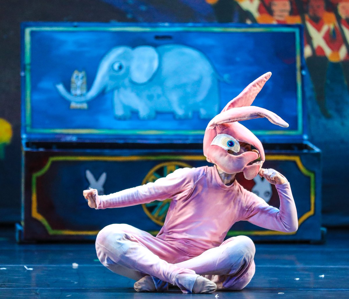 This Christmas in July, good things come to those who don't wait! Tix to The Velveteen Rabbit are $30 for any seat in the house 7/25-8/10.🐇🥕Very Important Bunny pkgs are also available! Hop on your holiday plans today--everybunny loves a bargain! Tickets bit.ly/450gkHv