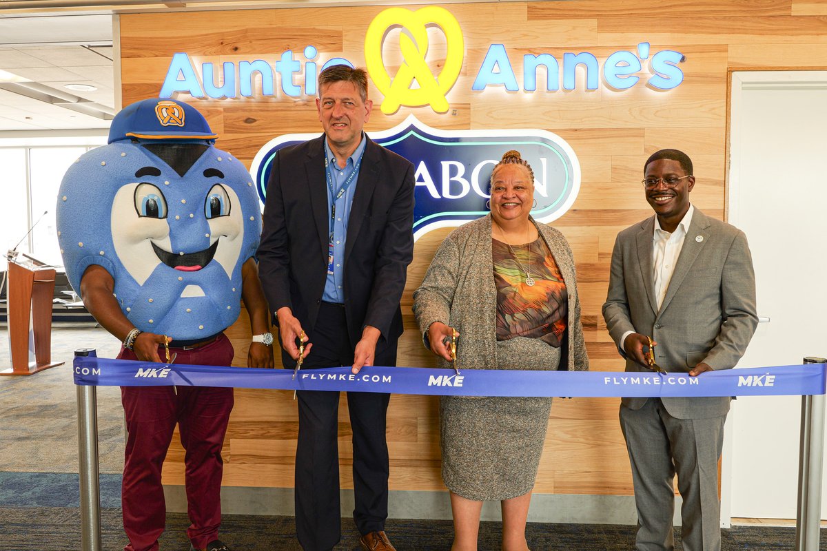 DavidCrowleyWI's tweet image. I was excited to welcome V&J Foods, led by the incredible Dr. Valerie Daniels-Carter, as the newest concessions operator at @MitchellAirport! 🥨
Dr. Daniels-Carter grew her Milwaukee-based business from a local Burger King location to one of the largest female-owned franchise…