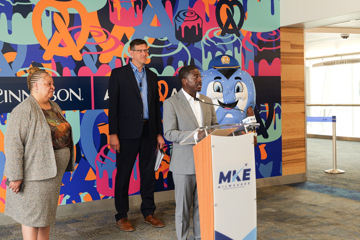 DavidCrowleyWI's tweet image. I was excited to welcome V&J Foods, led by the incredible Dr. Valerie Daniels-Carter, as the newest concessions operator at @MitchellAirport! 🥨
Dr. Daniels-Carter grew her Milwaukee-based business from a local Burger King location to one of the largest female-owned franchise…