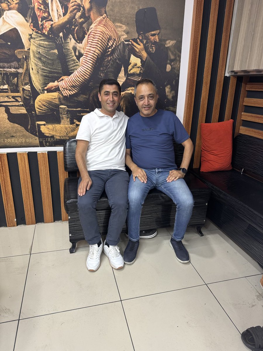 Berberin makasıyla sadece saç değil, dert de hafifler."
Kimi derdini anlatır, kimi susar… Ama o bilir. Biz o anlayışı unutmayan bir dostlukla geliyoruz.
Güçlü Oda, Güçlü Esnaf
Gülbey AY – Erbaa Esnaf ve Sanatkârlar Odası Başkan Adayı