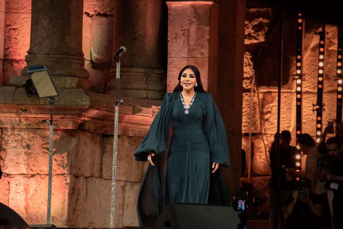 هكذا تقف فنانة العرب احلام على مسرح جرش العريق
