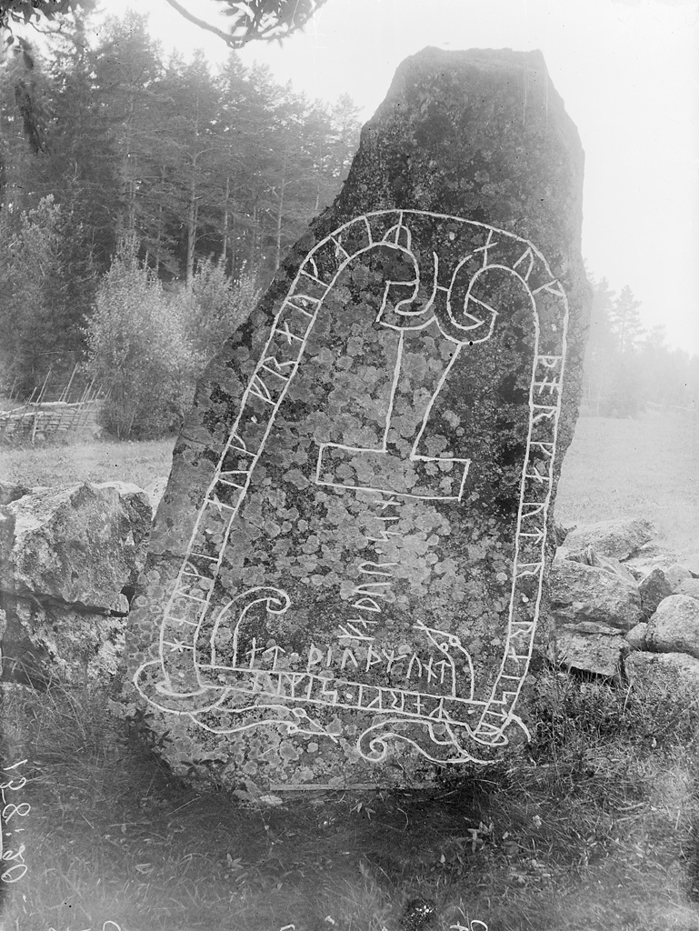 Iwobrand's tweet image. Der Runenstein von Stenkvista in Schweden stammt aus dem 9. oder 10. Jahrhundert und zeigt den Hammer des Thor, der zur Weihe von Inschriften angerufen wurde.
βHelgi und Freygeirr und Γorgautr errichteten (diesen Stein) mit Siegrunen zum Andenken an ΓjΓ³Γ°mundr, ihren Vater.β