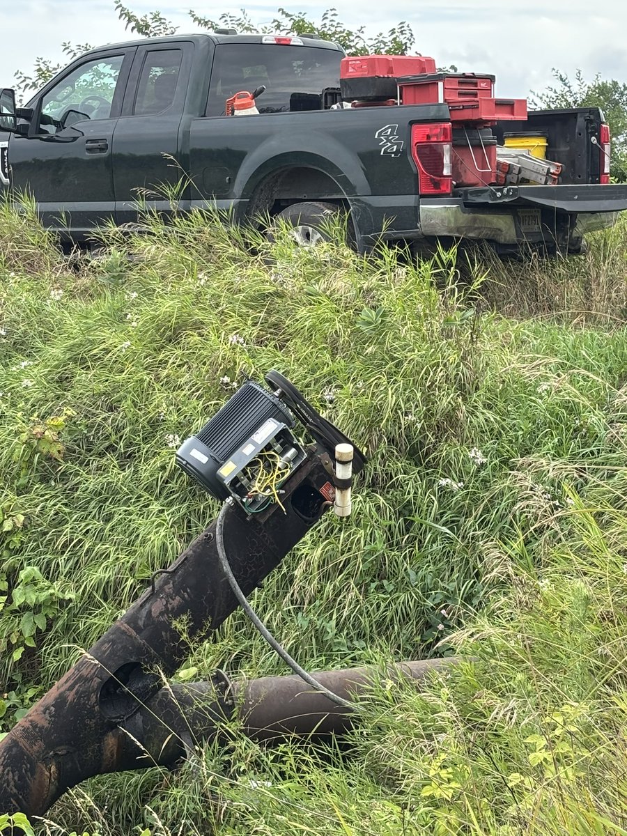 wapp56's tweet image. Thursday… Fire any pivots that aren’t already on. Friday… better go fix some ditch pumps. The grind of sand/muck farming…