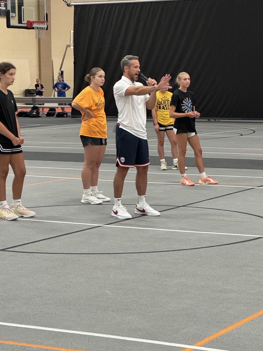 apenandanapkin's tweet image. My guy @CoachLoGalbo from the state of Chicago rocking the mic at @SnowValleyCamps